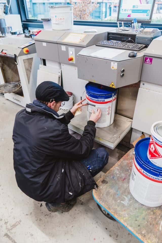 medewerker Aerts bij verfmengmachine